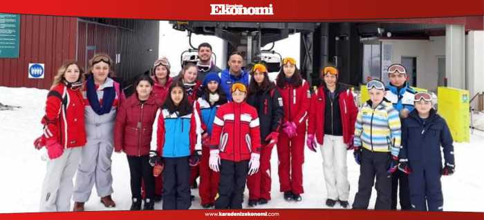 Öğrencilere kayak eğitimi 