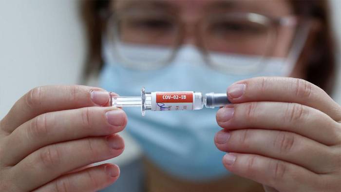 CoronaVac aşısı sağlık çalışanlarına uygulanmaya başladı