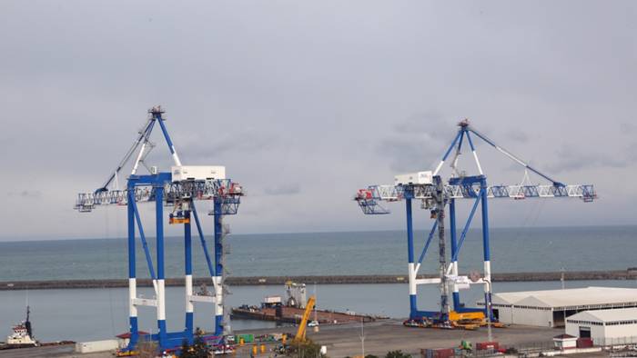 Trabzon'da kurulumu tamamlanan dev vinçlerin Rusya'ya sevki için yüklenmesine başlandı