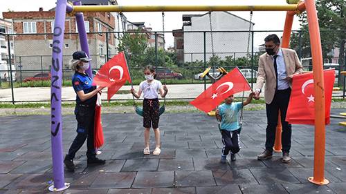 ALTINORDU BELEDİYESİ ESNAFLARA VE VATANDAŞLARA TÜRK BAYRAĞI HEDİYE ETTİ