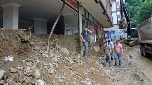 Rize Güneysu’da selin yaraları sarılmaya çalışılıyor