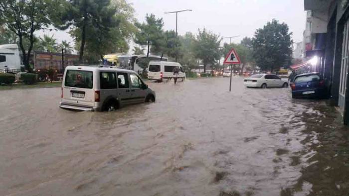 Fatsa ve Ünye'de sağanak nedeniyle çok sayıda ev ve iş yerini su bastı