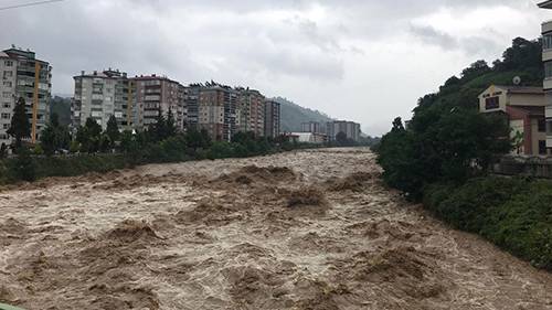 Artvin ve Rize sele teslim