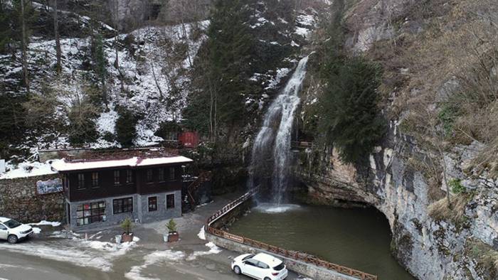 Çal Mağarası üzerindeki kale, içindeki çağlayan ve gölle turizme katkı sunuyor