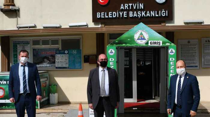 Artvin’de şehrin en işlek yerlerine dezenfeksiyon tüneli kuruldu