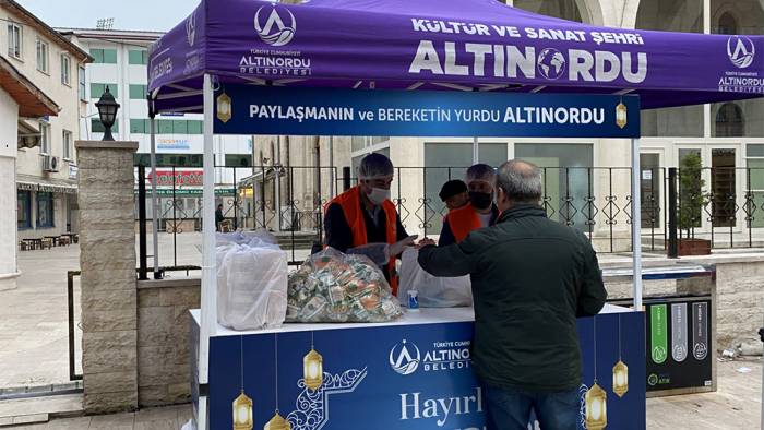 ALTINORDU BELEDİYESİ’NDEN İFTAR SOFRALARINA GÜNLÜK 10.000 SICAK YEMEK İKRAMI