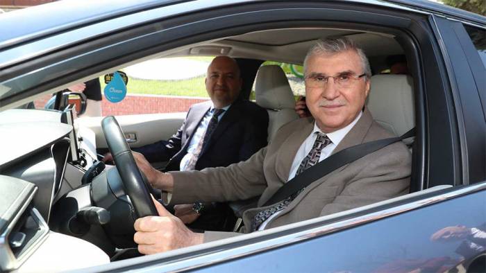 Toyota Türkiye, Sakarya Büyükşehir Belediyesine hibrit araç hibe etti