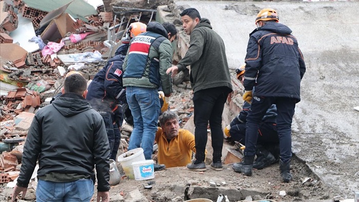 AFAD, deprem bölgelerinde 13 bin 740 arama kurtarma personelinin görevlendirildiğini açıkladı