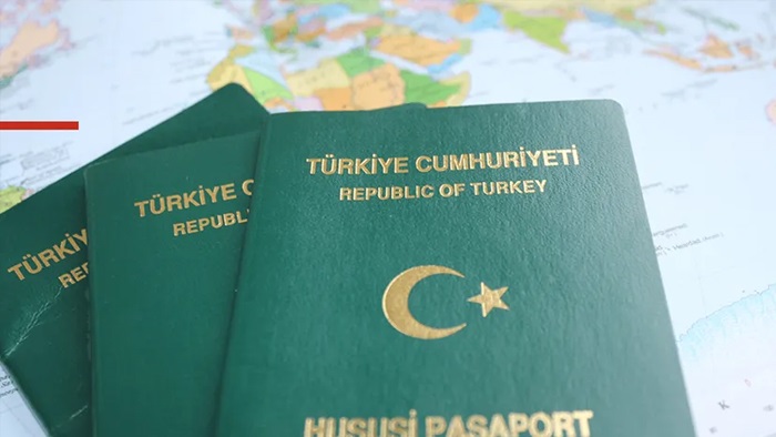 Avukatların ardından yeşil pasaport sırası uzadı: Önce gazeteciler şimdi de eczacılar
