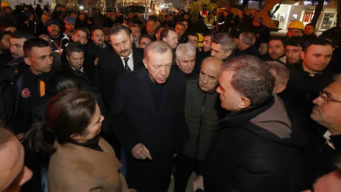 Cumhurbaşkanı Erdoğan, İskenderun ve Adana'da depremden etkilenen bölgelerde incelemelerde bulundu