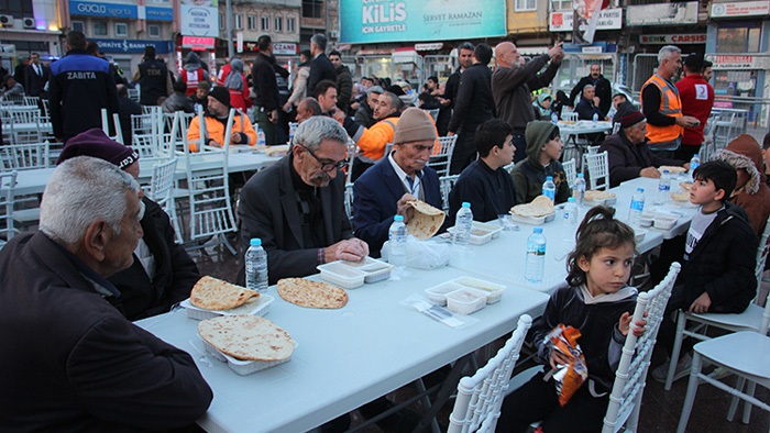 Deprem bölgesindeki illerde ilk iftar yapıldı