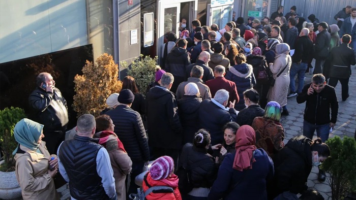 EYT'li vatandaşlar SGK önünde yoğunluk oluşturdu