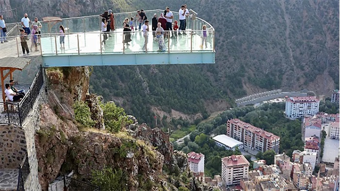 Gümüşhane'deki cam seyir terası turistlerin uğrak noktası oldu