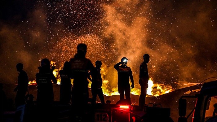 İnegöl sanayi bölgesinde yangın! 10 fabrika yandı