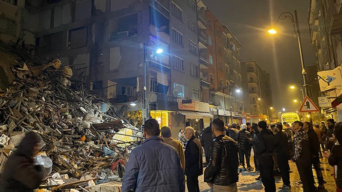 Kahramanmaraş'ta 7,4 ve Gaziantep'te 6,5 ile 6,4 büyüklüğünde deprem!