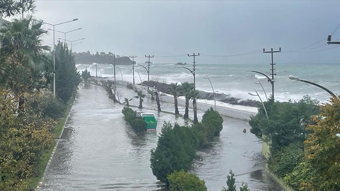 Karadeniz Sahil Yolu sular altında kaldı