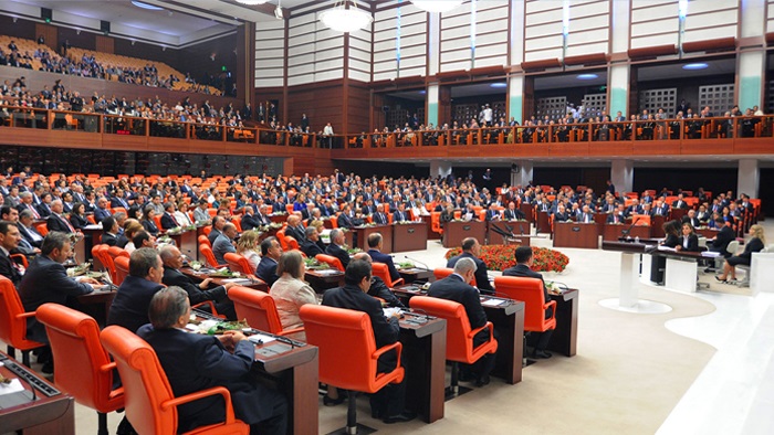 Milletvekilleri maaşlarını depremzedelere bağışlıyor