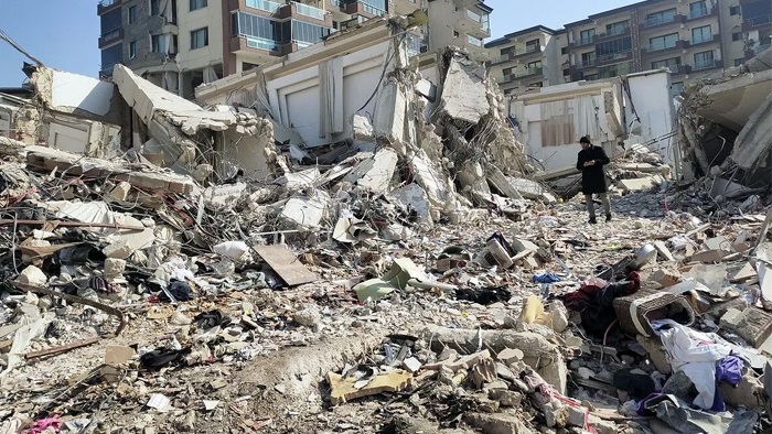 Reuters'ın anketi: Deprem felaketi büyümeyi nasıl etkileyecek?