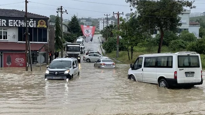 Samsun'u sel vurdu: Dereler taştı, evleri ve yolları su bastı