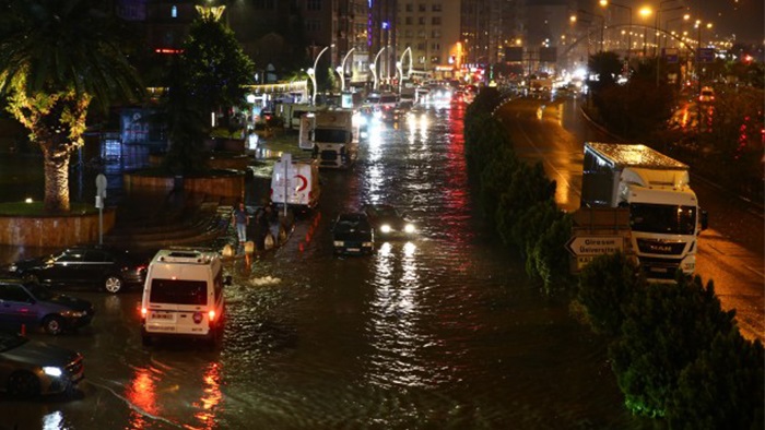 Sel felaketi Samsun ve Giresun'u vurdu! Yollar kapandı, iş yerlerini su bastı!