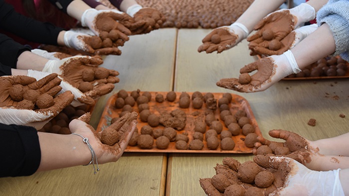 Trabzon’da Lise Öğrencilerinin Hazırladığı 20 Bin Tohum Topu, Doğaya “Nefes” Olacak