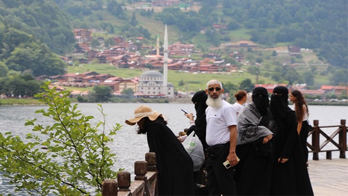 Trabzon Uzungöl'de turist sayısı arttı konaklama azaldı