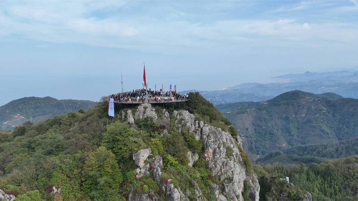 Yoroz Kent Ormanı zirvesine inşa edilen Panoramik Seyir Terası açıldı 