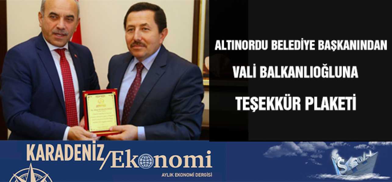 Altınordu Belediye Başkanı Tekintaştan Vali Balkanlıoğluna Teşekkür Plaketi